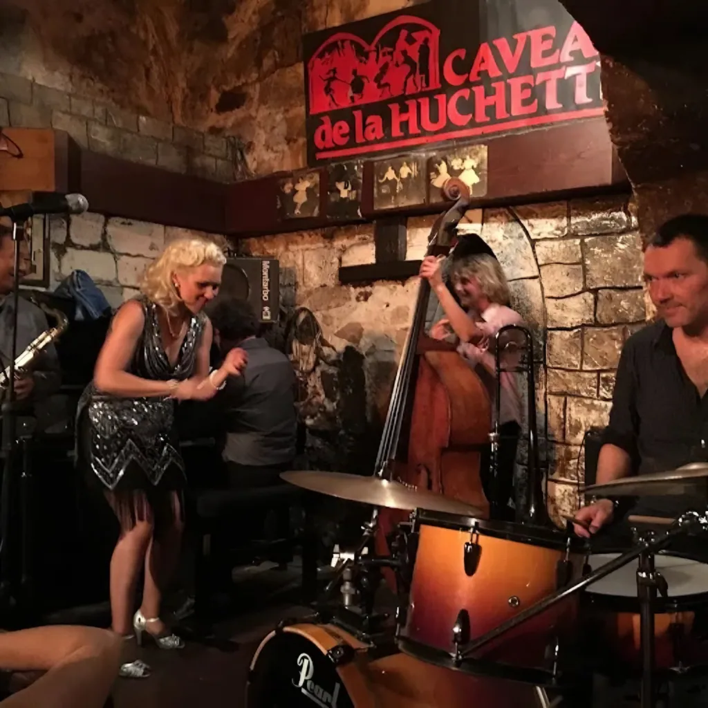 Live jazz in een jazzclub in Parijs