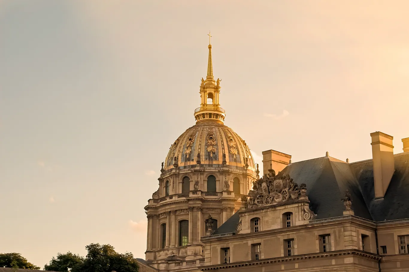De vergulde koepel van Les Invalides in Parijs in het avondlicht