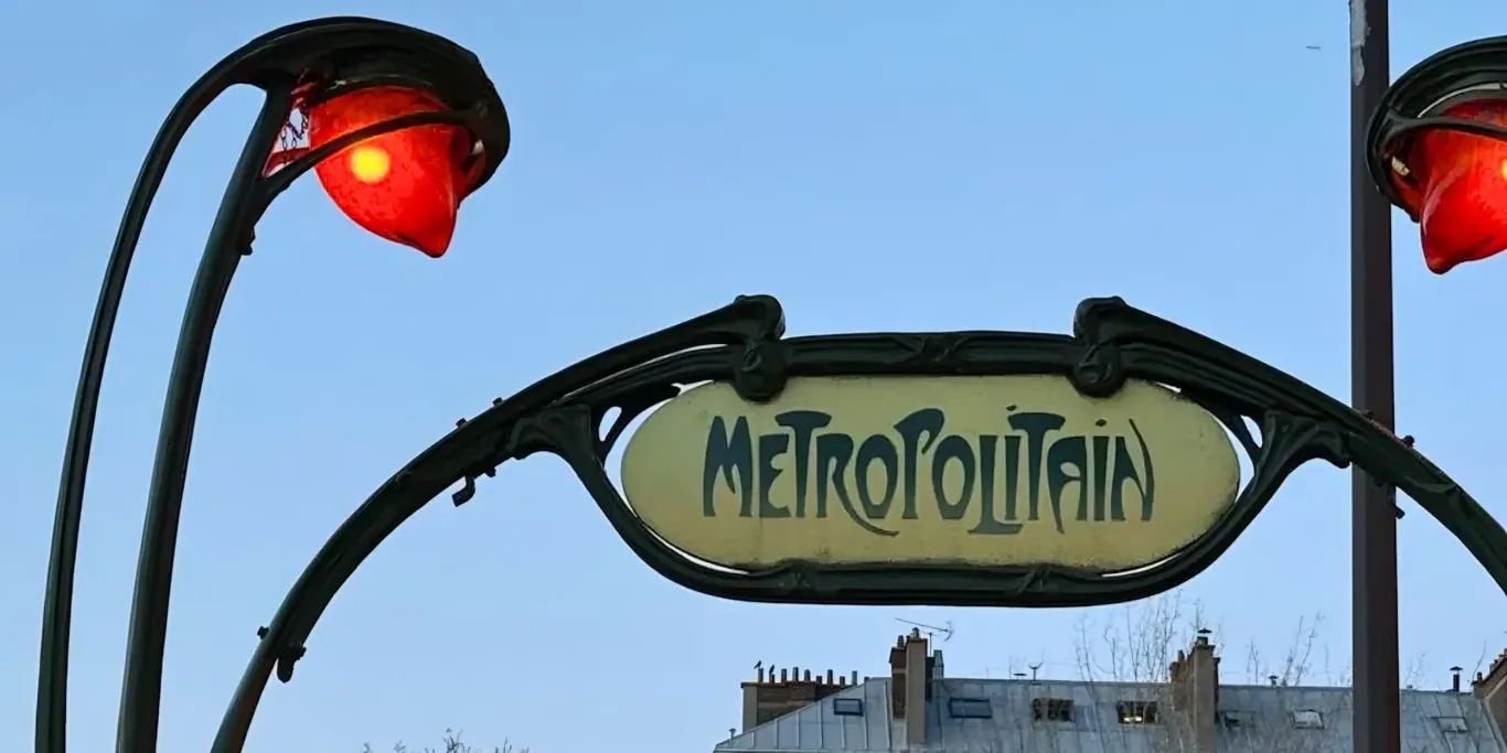 Art nouveau toegang van de Parijse metro met het bord Metropolitain