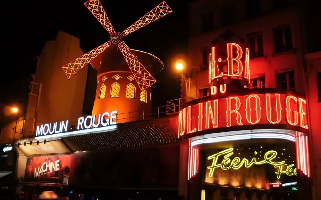 De rode molen van de Moulin Rouge bij avond
