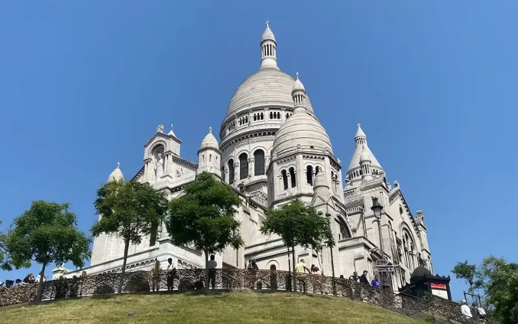 De witte basiliek Sacre-Coeur boven op Montmartre