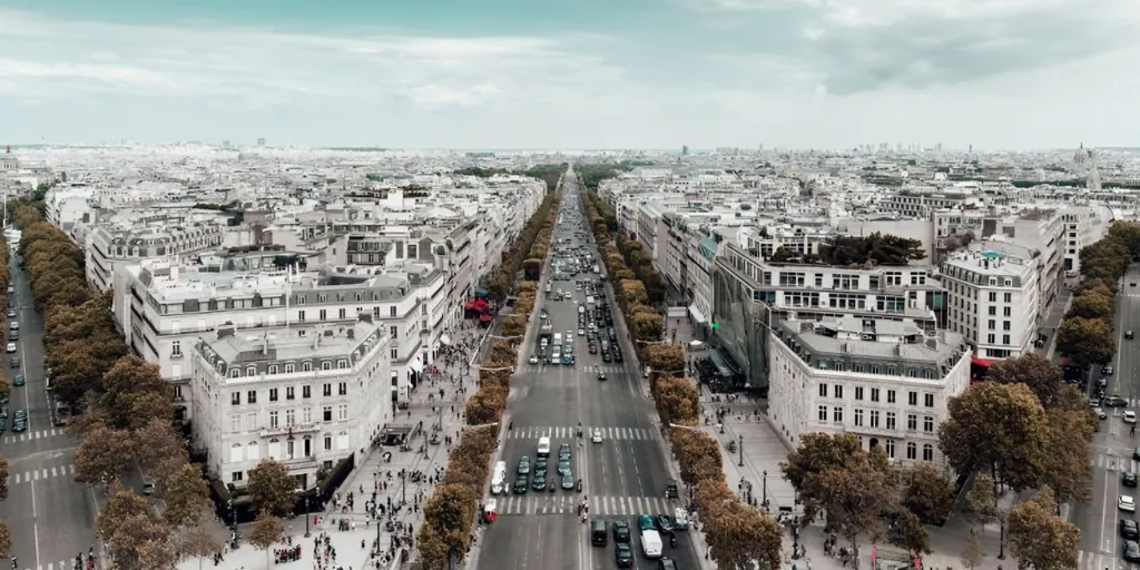De Champs-Elysees met winkels en bomen