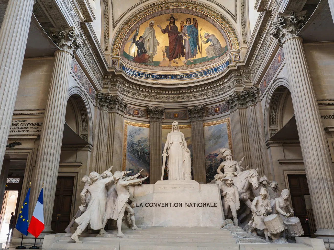 De binnenkant van het Pantheon met zuilen en muurschilderingen