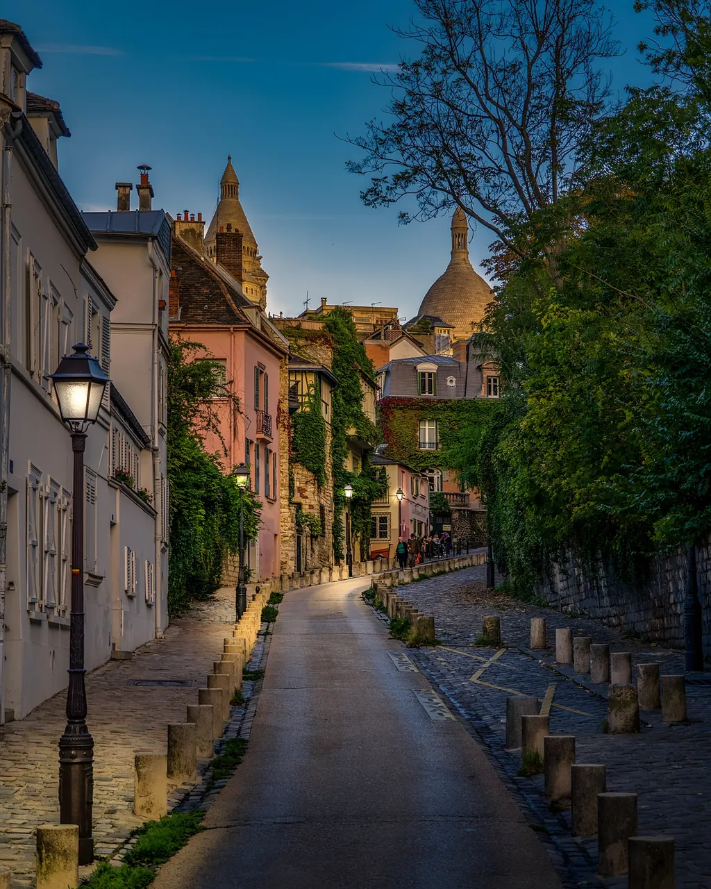 Karakteristieke straatjes en pleintjes in Montmartre met kasseien en witgekalkte huisjes
