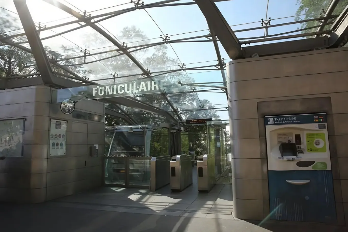 De Funiculaire kabeltrein die je in een minuut van Sacre Coeur naar beneden brengt
