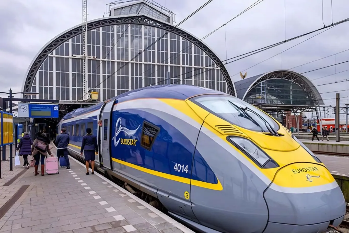 Eurostar trein naar Parijs op een station in Nederland