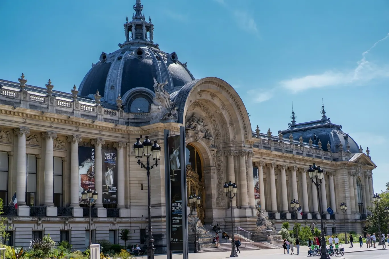 Grand Palais in Parijs gezien vanaf een zijstraat van de Champs-Elysees