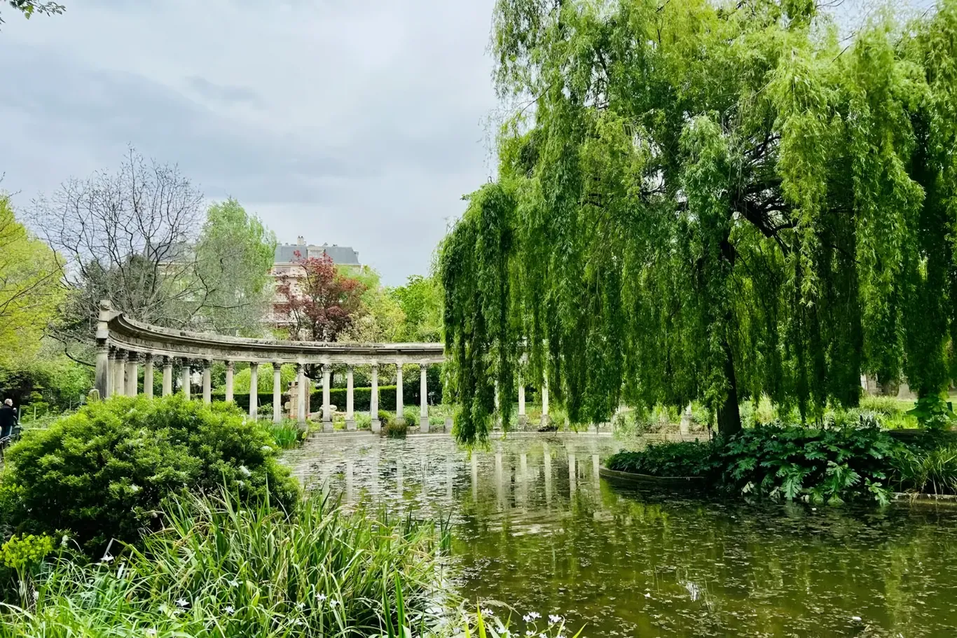 Parc Monceau met vijver en brug in Parijs