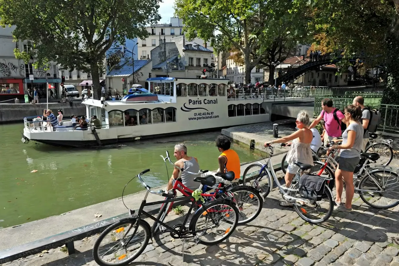 Boot in een sluis op het Canal Saint-Martin
