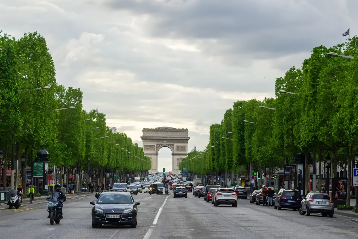 De Champs Elysees in het centrum van Parijs met de Arc de Triomphe in de verte