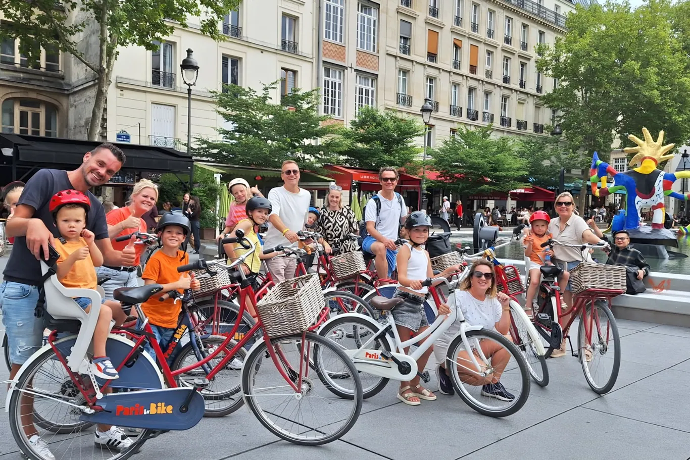 Gezin op rode fietsen van Paris by Bike door Parijs