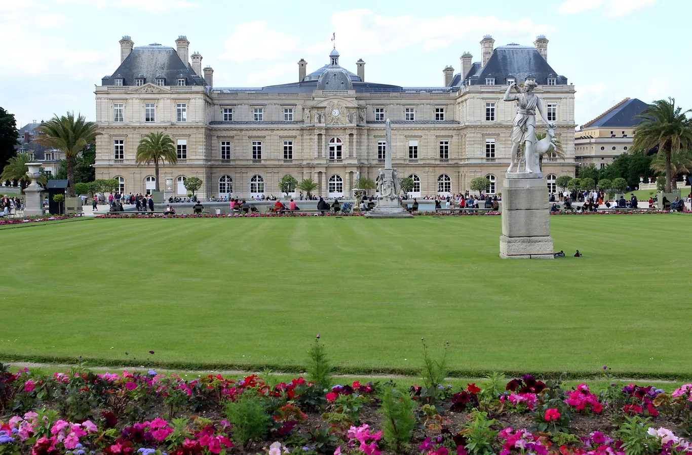 Grasveld voor het Senaatspaleis in het Jardin du Luxembourg in Parijs