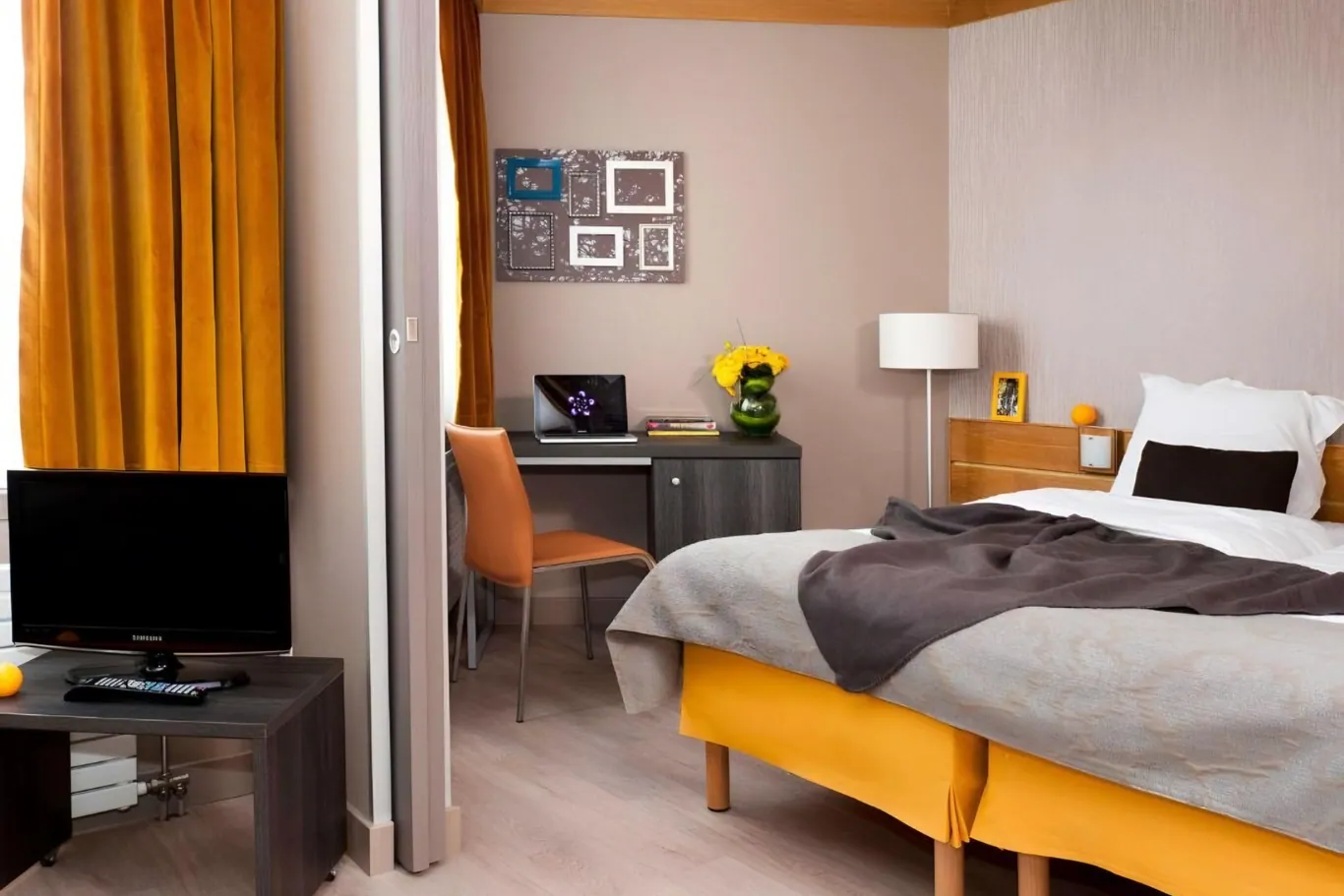 Een ruime, moderne kamer
