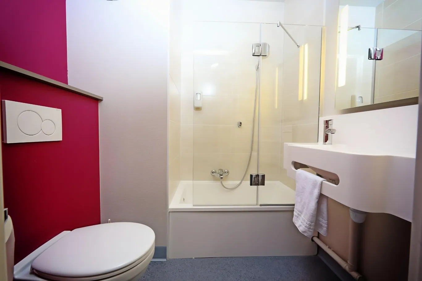 De eigen badkamer van een kamer in B&B Hotel