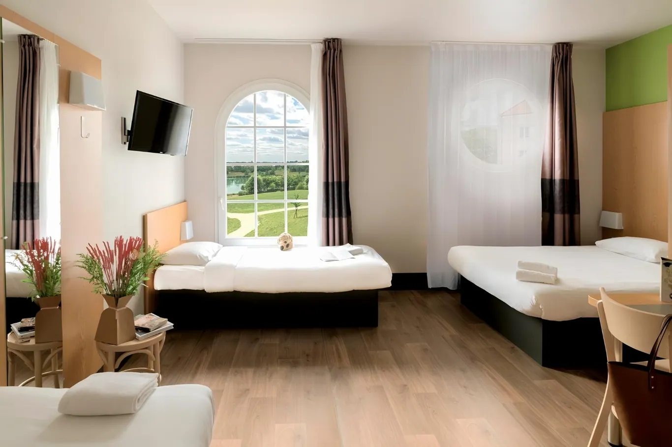 Een ruime familiekamer in B&B Hotel