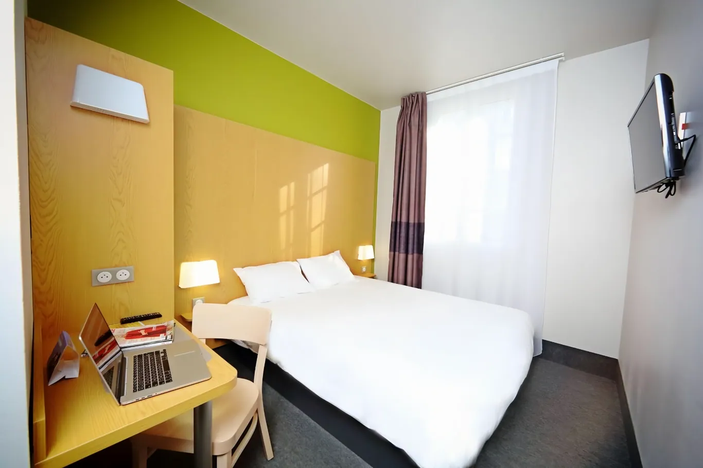 Een nette tweepersoonskamer in B&B Hotel