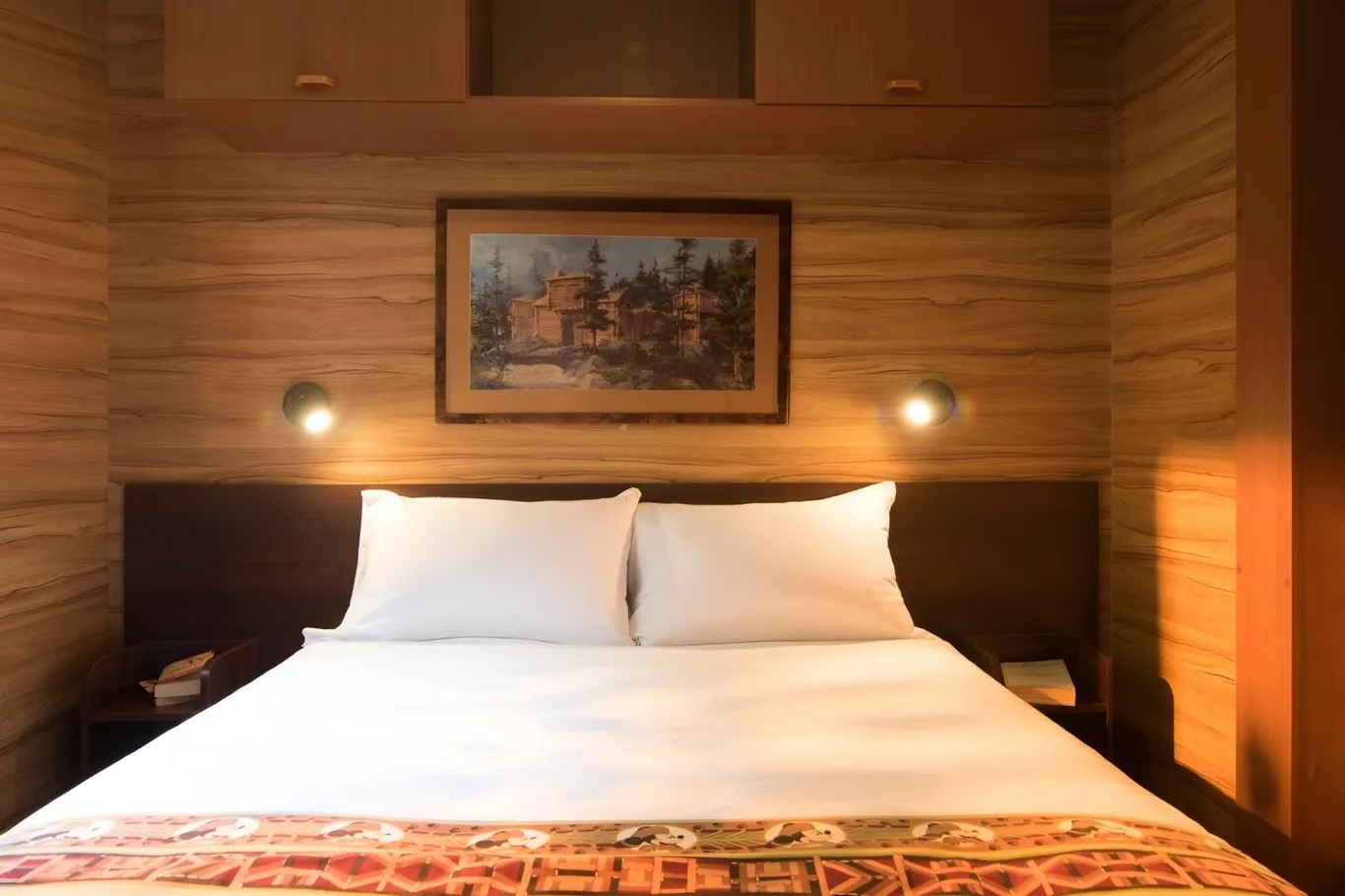 Slaapkamer in een blokhut voor vier personen op Davy Crockett Ranch