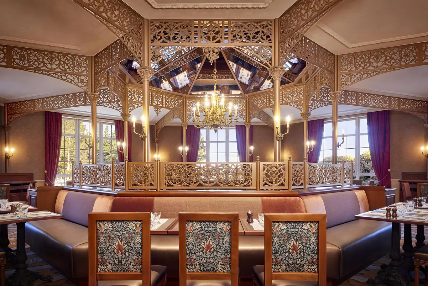De vorstelijke lobby van het Disneyland Hotel met kroonluchter van Boheems kristal