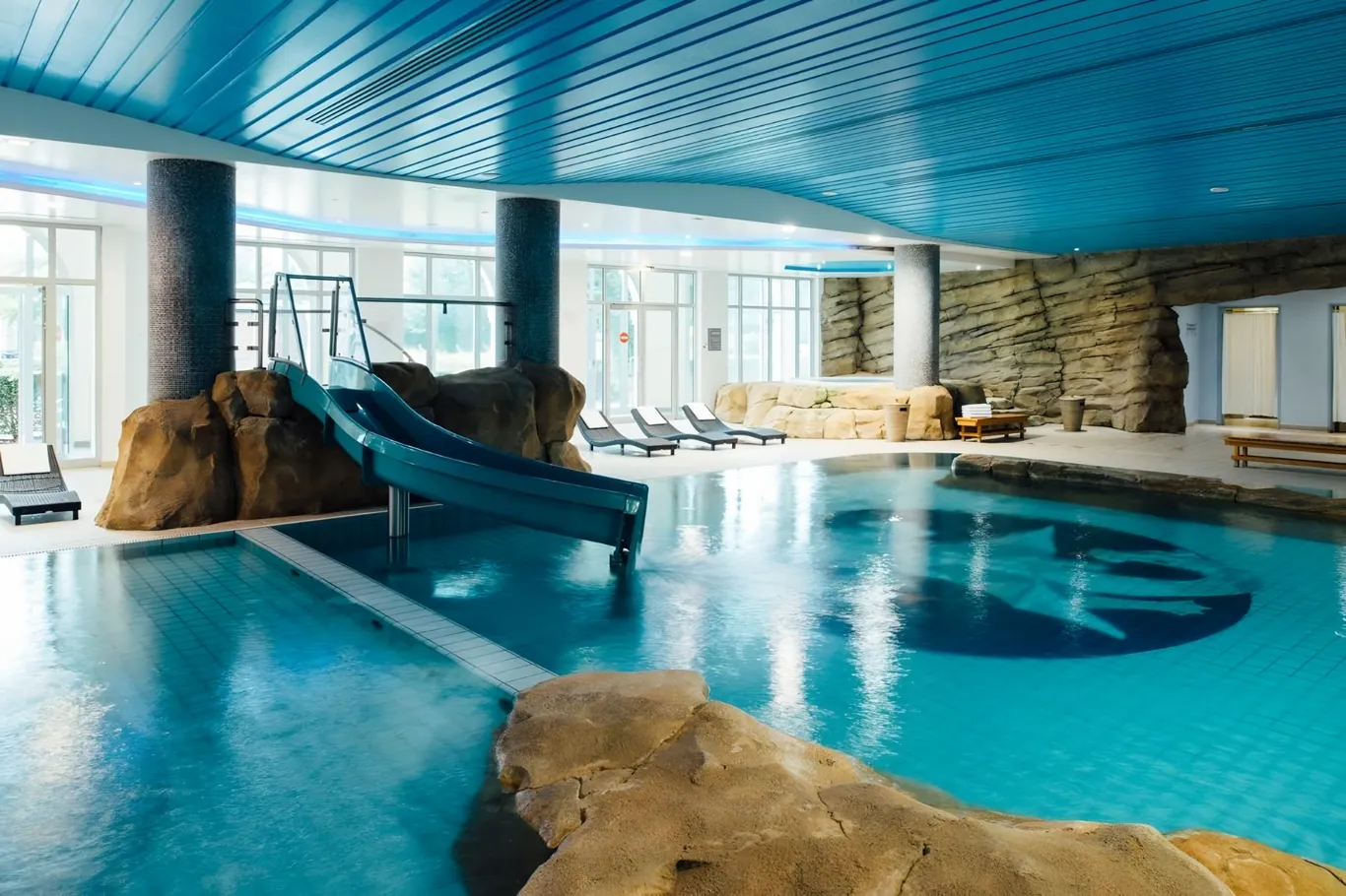 Het binnenzwembad met wellness in Dream Castle Hotel