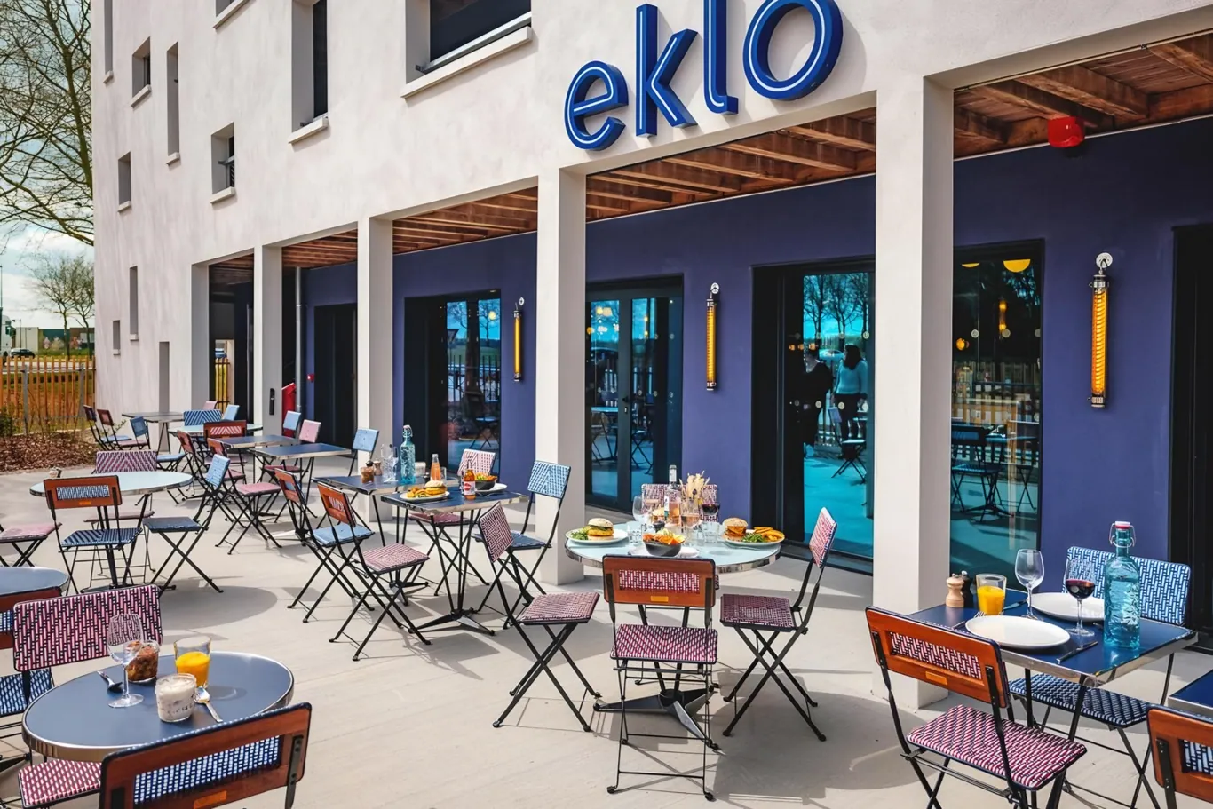 Het gezellige terras van Eklo Hotel