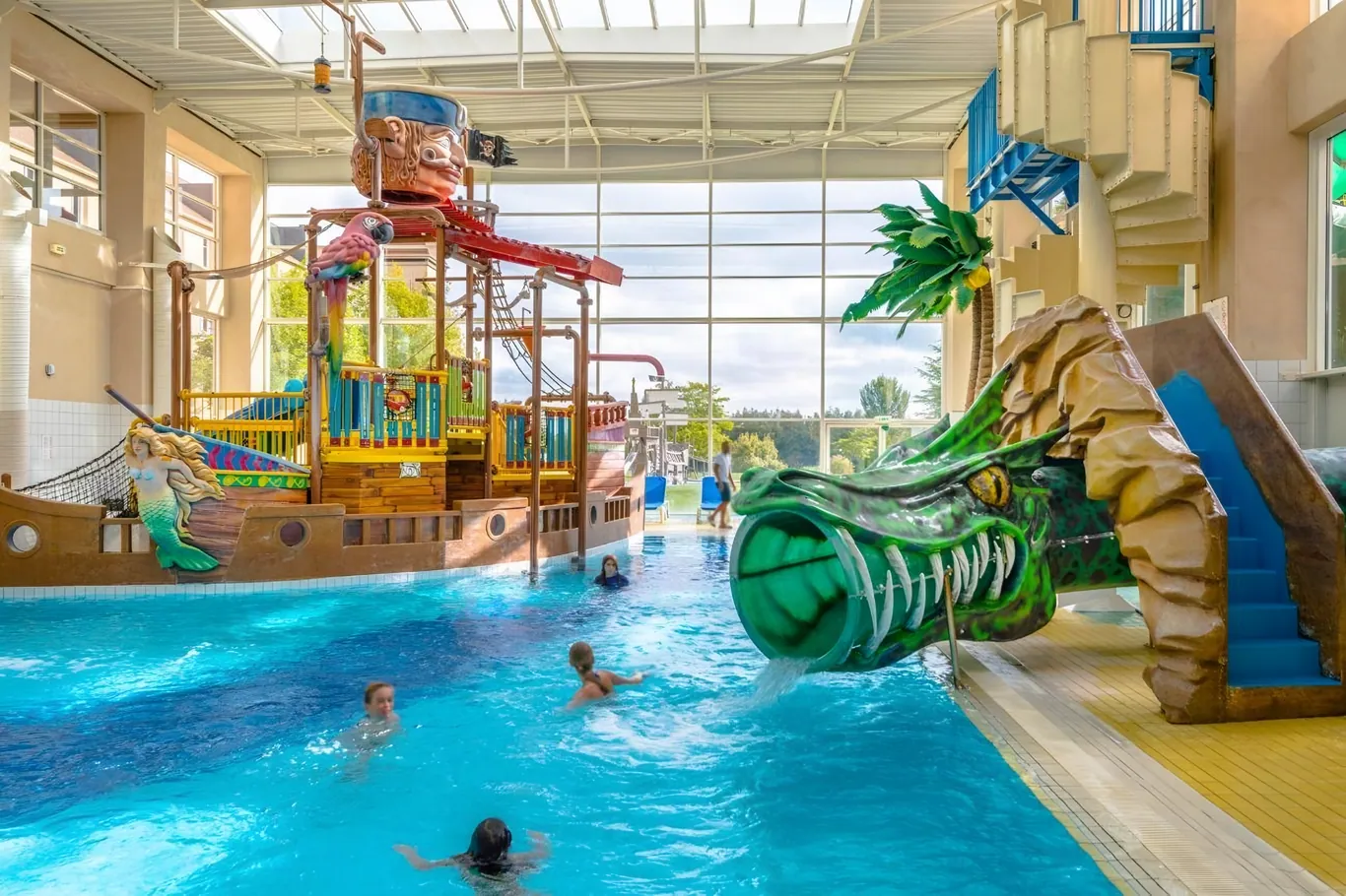 Het grote indoor aquapark van Explorers Hotel