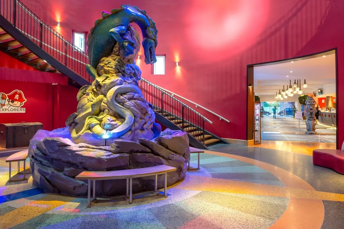 De sfeervolle lobby van Explorers Hotel