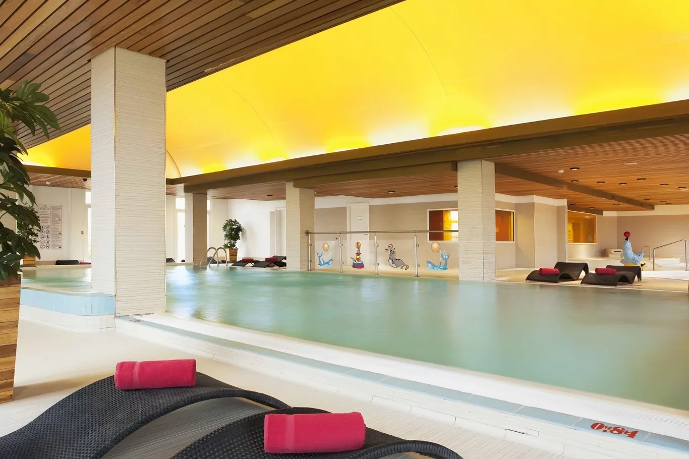 Het binnenzwembad van Grand Magic Hotel