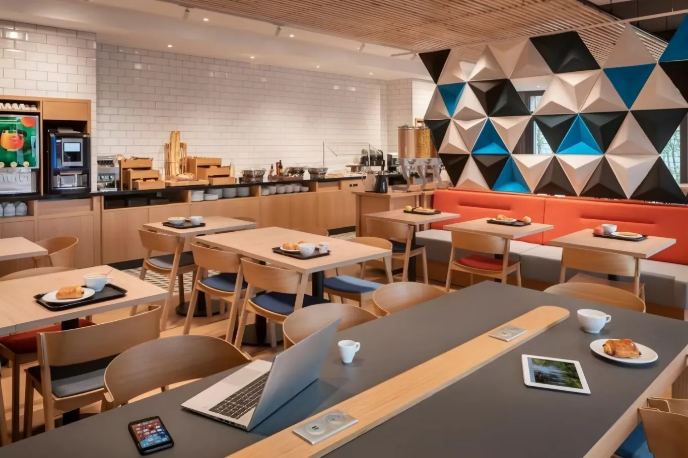 De ontbijtruimte met buffet van Holiday Inn Express
