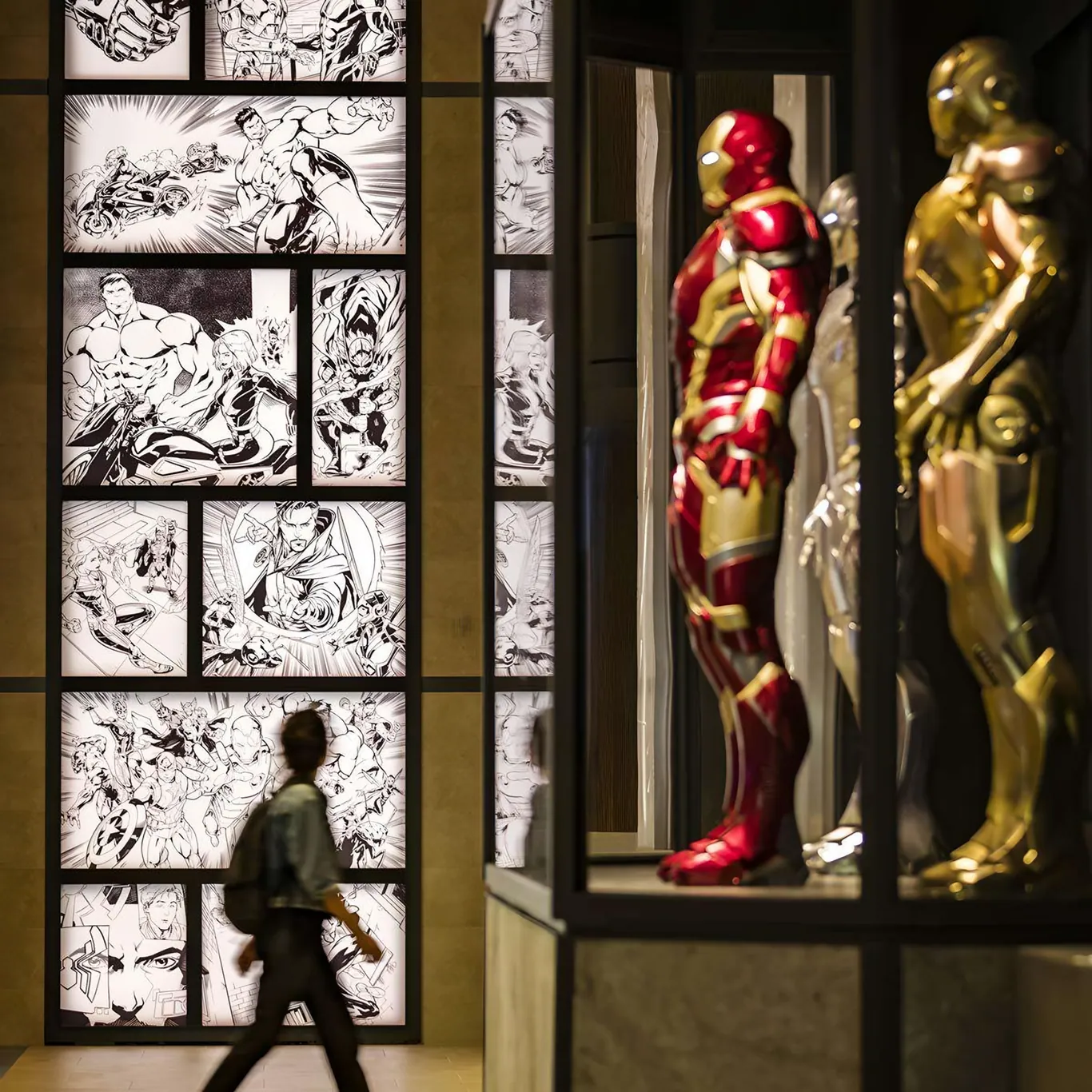 De lobby met Iron Man harnassen