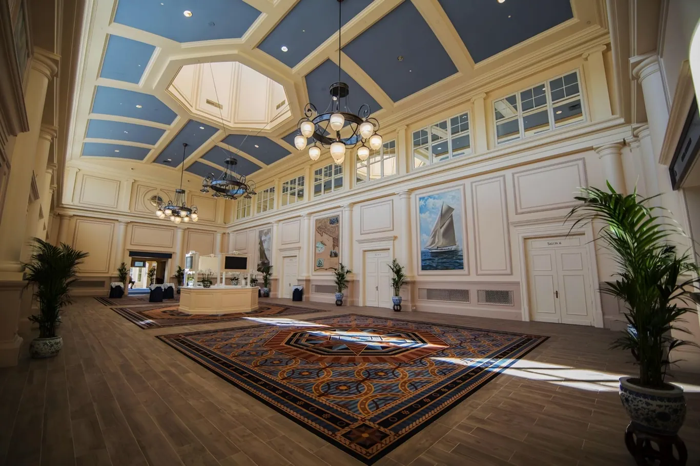 De foyer van Newport Bay Club