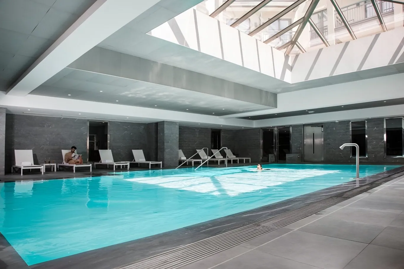 Het binnenzwembad van Residence du Parc
