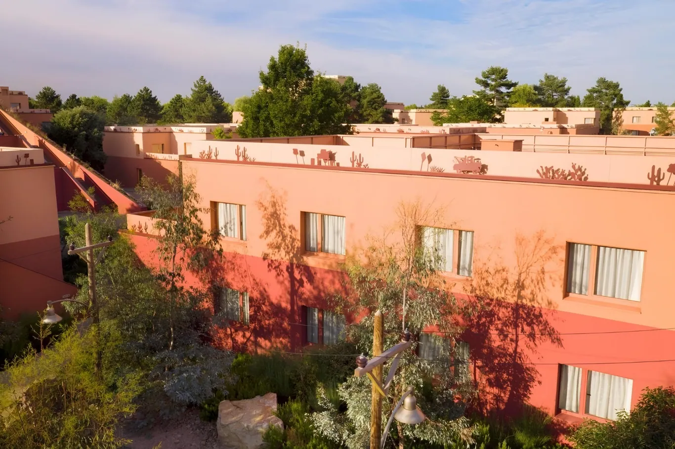 Het terrein van Hotel Santa Fe met Cars sfeer
