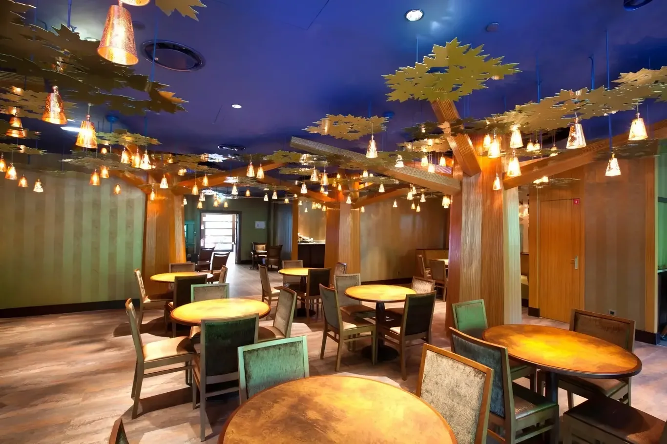 De lounge van de Golden Forest Club