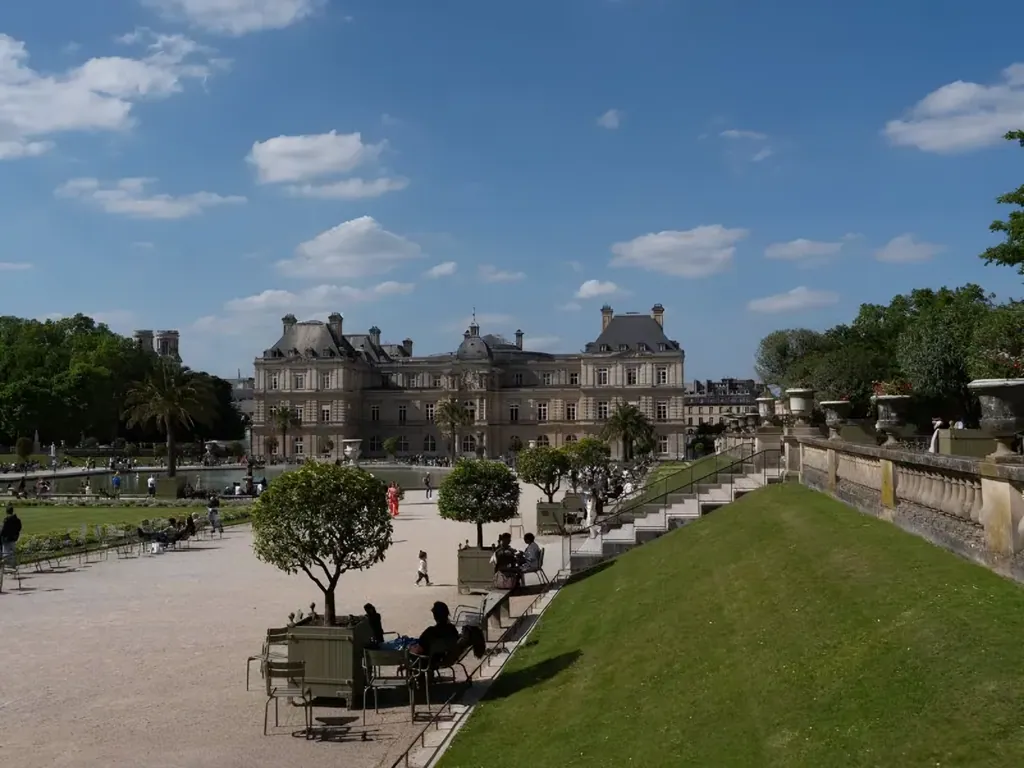 Lanen en perken in het Jardin du Luxembourg met op de achtergrond het Palais du Luxembourg