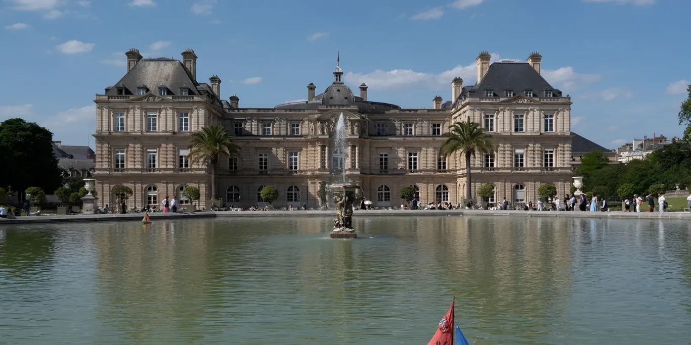 Het Jardin du Luxembourg in Parijs met het centrale bassin en het paleis