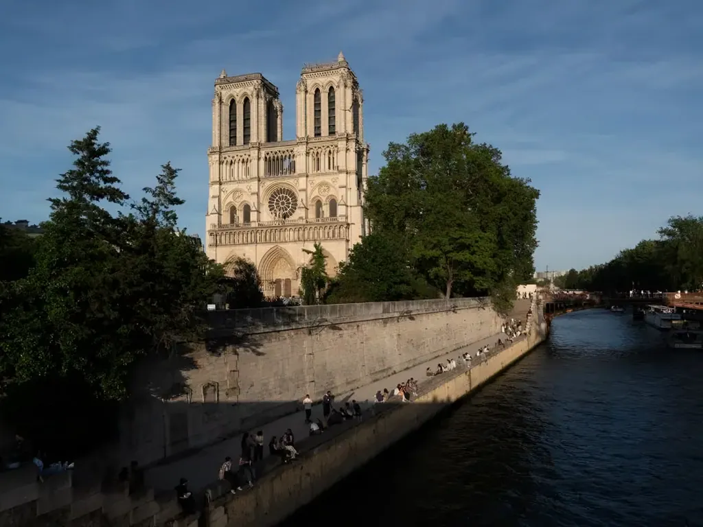 Notre-Dame gezien vanaf de Seine rivier in Parijs