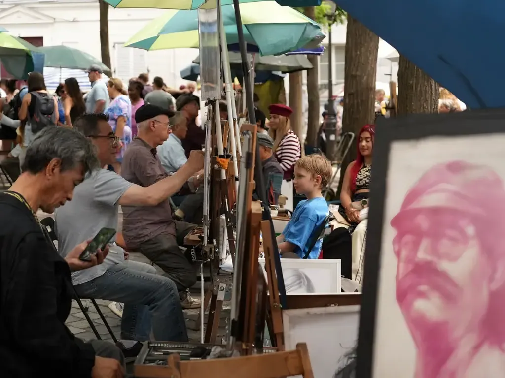 Kunstenaar aan het werk achter zijn ezel op het Place du Tertre in Montmartre
