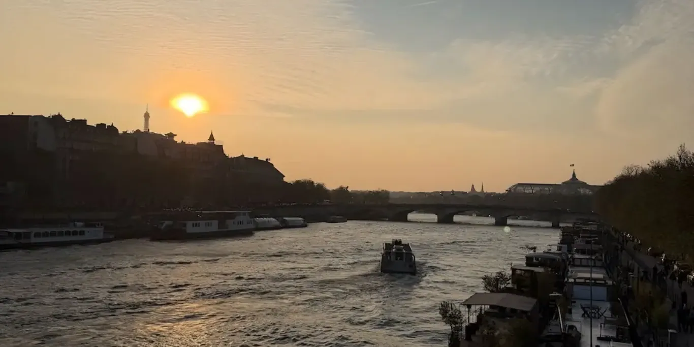De Seine in Parijs bij zonsondergang