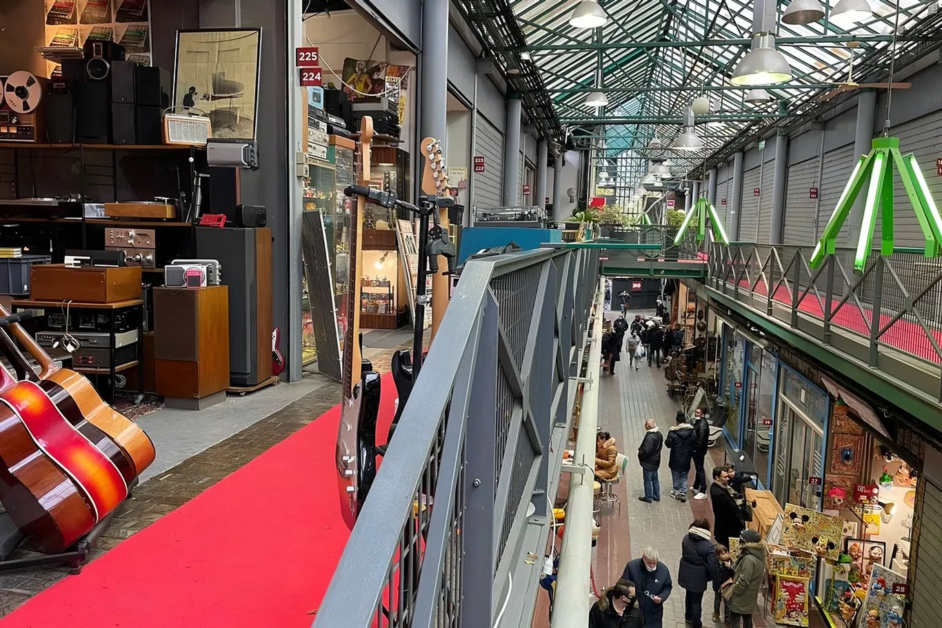 Kramen met antiek en curiosa op de vlooienmarkt Marche aux Puces in Parijs