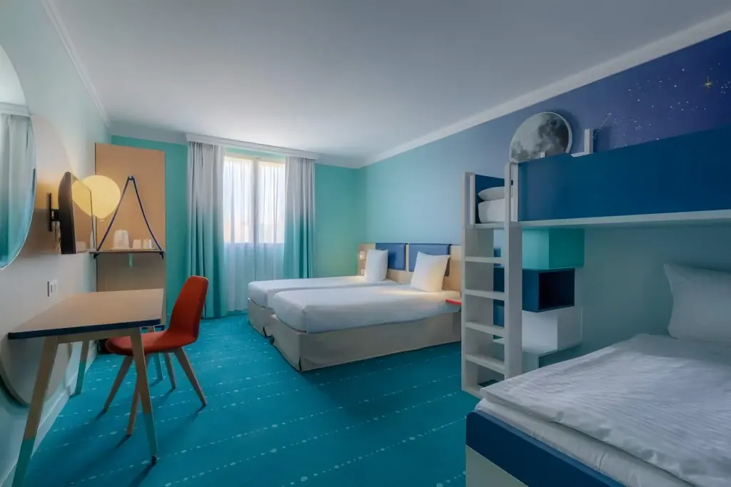 Familiekamer met tweepersoonsbed en stapelbed in Grand Magic Hotel