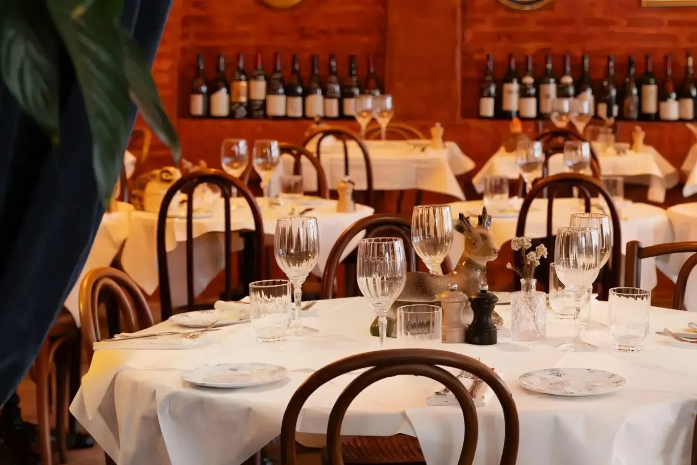 Warm interieur van restaurant Biche Parijs