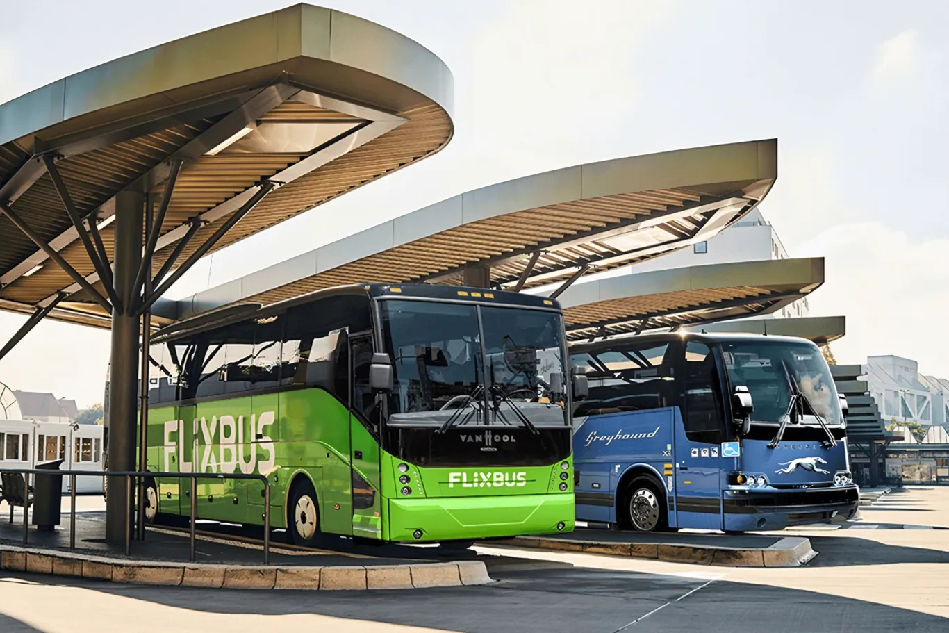 Flixbus tijdens een pauze onderweg naar Parijs met passagiers bij de bus