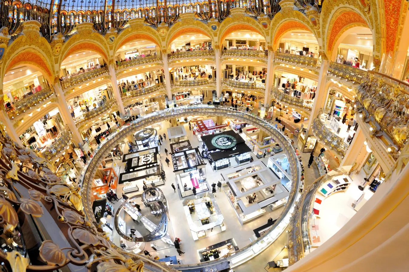 De glas-in-loodkoepel van Galeries Lafayette met daaronder de parfum- en beautystands