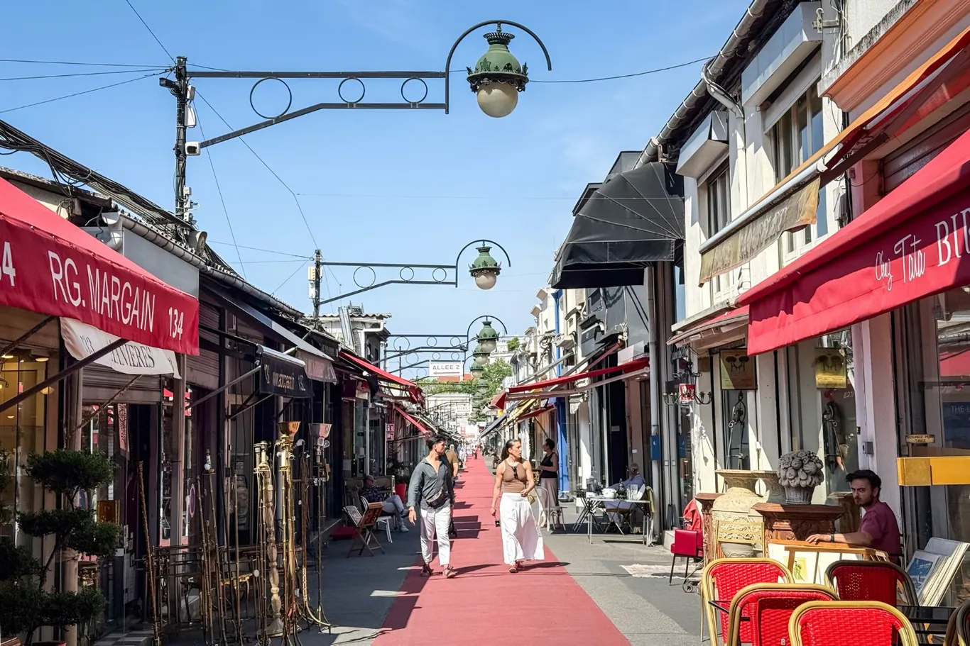 Buitenkraampjes met brocante in de straatjes van de Marche aux Puces in Saint-Ouen