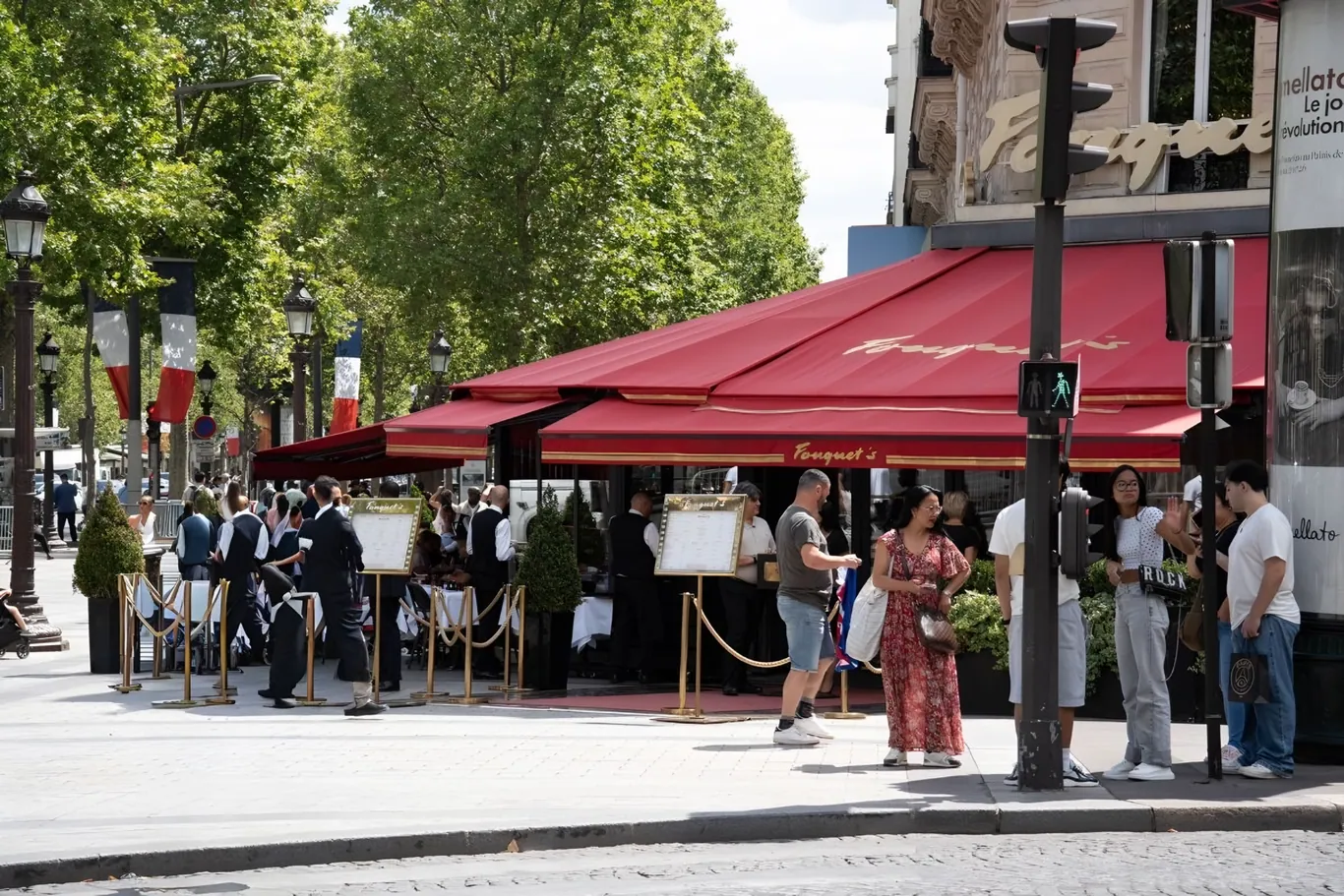 De rode luifels van restaurant Le Fouquet's op de hoek van de Champs-Élysées in Parijs