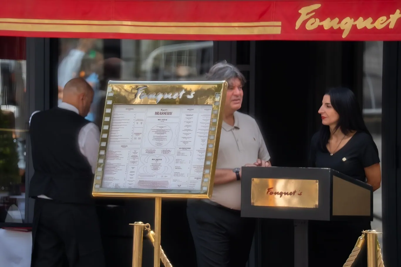 Ontvangstbalie bij de ingang van Le Fouquet's waar gasten worden verwelkomd