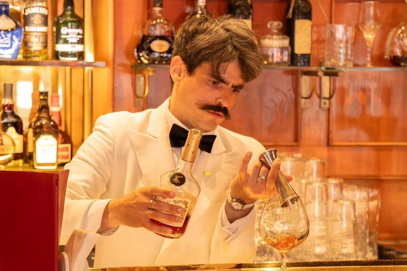 Ober in klassiek uniform in de zaal van Le Fouquet's Parijs