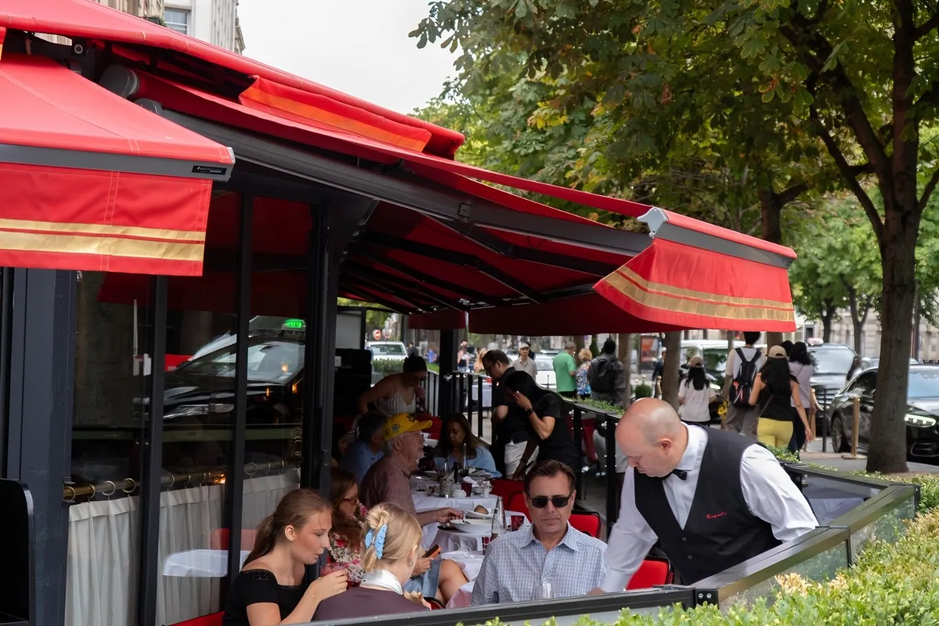 Zijkant van het terras van Le Fouquet's aan de Avenue George V in Parijs