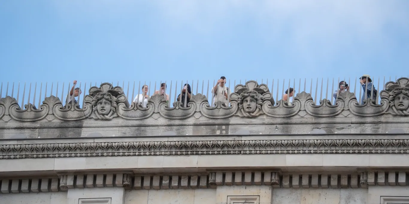 Bezoekers op het uitkijkplatform boven op de Arc de Triomphe in Parijs