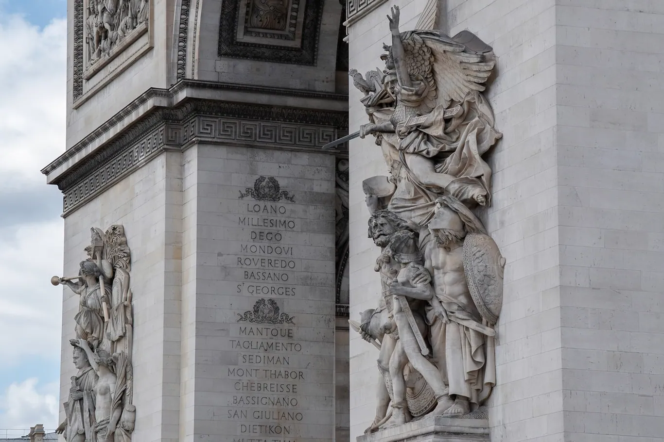 Zijaanzicht van de Arc de Triomphe in close-up